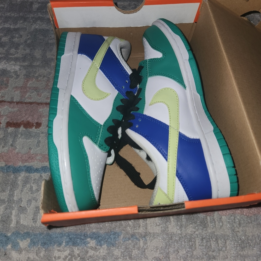 Nikes shoes - Picture 4 of 13